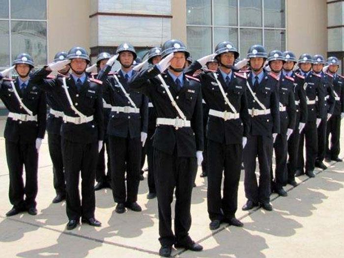 女子突然倒地,东莞保安及时抢救