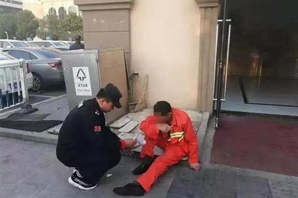 保洁员晕倒到路旁,东莞保安紧急救治挽回一命